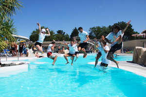 animateurs 2023 groupe animation piscine parc aqua saut bombe fun joie heureux eau