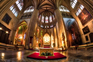 bayonne-pyrenees-atlantique-nouvelle-aquitaine-france-lou-pignada-camping-landes-5-etoiles-vue-interieure-cathedrale-sainte-marie-eglise-rouge-or-vitreaux