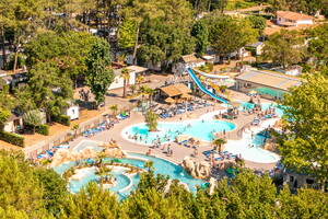 camping landes 5 etoiles lou pignada vue aerienne drone parc aquatique piscine nager personnes dehors ensoleille vacances sejour resasol loisirs evenements