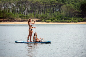 femme et sa fille faisant du paddle avec un petit chien