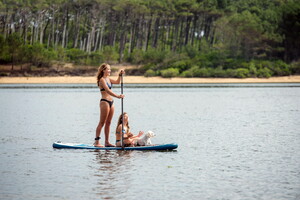 femme et sa fille faisant du paddle avec un petit chien