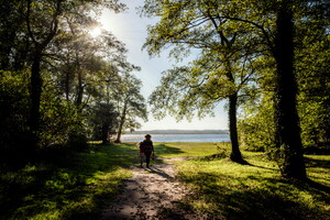 lac de soustons promenade mere fille avec foret soleil ciel bleu lou pignada camping landes famille 5 étoiles resasol loisirs vacances evenements