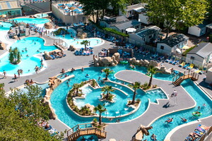 parc-aquatique-camping-lou-pignada-2022-personnes-joie-detente-piscine-chauffee-bouees-soleil