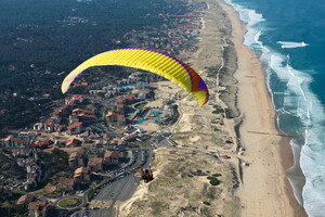 seignosse-landes-nouvelle-aquitaine-france-paramoteur-plage-drone-vue-aerienne-piscine-parking-vagues-camping-5-etoiles-resasol-vacances-loisirs-evenements-Lou-Pignada