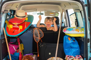 voiture-pleine-vacances-fillette-fille-joie-hurler-contente-bagages-plage-bouee-chapeau-raquettes-sacs-coffre-camping-landes-lou-pignada-5-etoiles