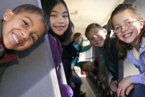 Enfants souriants à l'intérieur d'un bus, en route vers leur camping familial 5 étoiles en bord de mer. Le groupe d'enfants, joyeux et impatients, évoque des souvenirs de vacances inoubliables sous le soleil. Le camping offre des activités et des installations de qualité, idéal pour des vacances en famille relaxantes et divertissantes au bord de la mer.