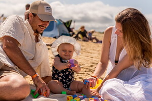 famille père mère bébé bonnet chapeau protection solaire plage sable jeux maman papa camping bébé landes familial 5 étoiles meilleur moment détente prendre le temps vivre voyage côte atlantique bonheur pays sud ouest france