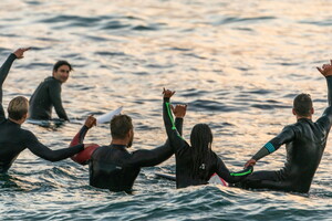 Camping lou pignada le surf pour débutant on répond à toutes vos questions Quelle combinaison de surf choisir quand on est surfeur débutant groupe de surfeurs dans combi surf geste shaka