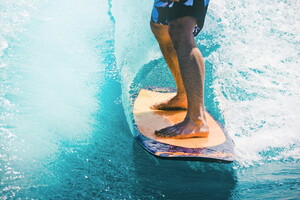 Camping lou pignada le surf pour débutant on répond à toutes vos questions Quelle est la différence entre goofy et regular vue des pieds d'un surfeur sur la planche hawaii