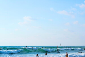 Camping lou pignada le surf pour débutant on répond à toutes vos questions Pourquoi surfer les mousses quand on débute du monde au bord de mer entre surfeurs et nageurs