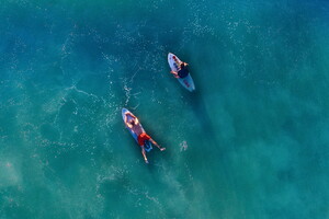 Camping lou pignada le surf pour débutant on répond à toutes vos questions Comment se mettre debout sur la planche (take off) vue drone surfeurs couché et assis attendant la vague