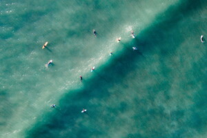 Camping lou pignada le surf pour débutant on répond à toutes vos questions Quelles sont les règles de priorité en surf vue drone avec beaucoup de surfeurs voulant prendre la vague