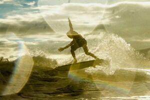 Camping lou pignada le surf pour débutant on répond à toutes vos questions Comment gérer quand il y a du monde à l'eau surfeur pro avec gouttes camera et arc en ciel surfant la vague