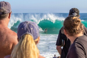 Camping lou pignada le surf pour débutant on répond à toutes vos questions Le surf pour débutant c'est se donner les moyens de réussir surfeurs débutants et passants qui regardent surfeur pro