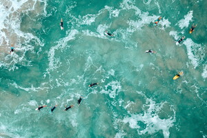 Camping lou pignada le surf pour débutant on répond à toutes vos questions Comment apprendre le surf vue du dessus drone surfeurs et vagues