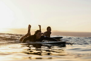 Camping lou pignada le surf pour débutant on répond à toutes vos questions Comment débuter et progresser en surf adulte et enfant en surf dans l'eau avec le sourire