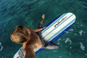 Camping lou pignada le surf pour débutant on répond à toutes vos questions Peut-on apprendre le surf seul surfeur prenant selphie de lui dans l'eau sur sa planche de surf