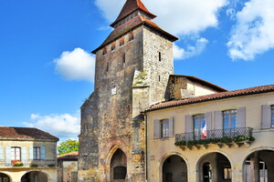 Labastide-d'Armagnac village authentique dans les Landes Nouvelle Aquitaine avec vue sur la Mairie, le drapeau français tricolore et l'église