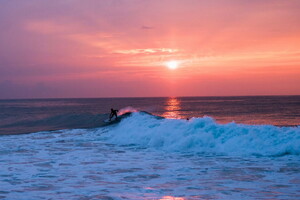 Hossegor village authentique dans les Landes Nouvelle Aquitaine avec vue sur surfeur au coucher du soleil dans les teintes rose et violet magnique et scénique