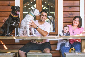 couple avec bébé et deux chiens au chalet en bois dans un camping bord de mer acceptant les chiens et chats