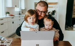 famille-enfants-bébé-papa-trois-ordinateur-contente-surprise-lunettes-monoparental