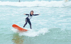 Camping lou pignada le surf pour débutant on répond à toutes vos questions Qu'est-ce que le surf pour débutants fille surfant mousse